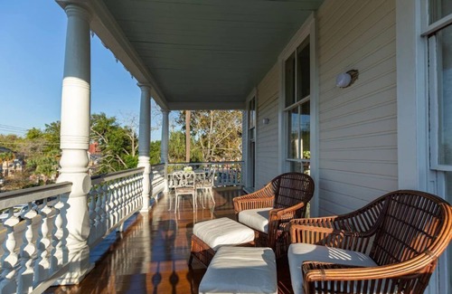 Downtown Charleston Apartment | Upscale Stylish 2b/2b Downtown near Upper King St.