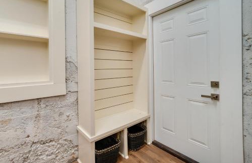 Texarkana House | Upscale Texarkana Townhome, Walk to Downtown!