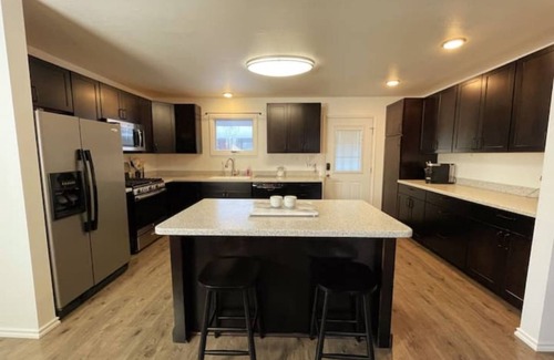 Campbell Park House | Upscale top level duplex