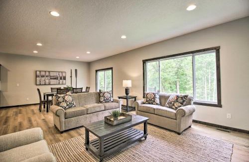 Lake Shore House | Upscale Townhome in Causeways on Gull Resort!