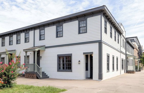 Old West Broad Neighborhood Condo | Upscale Townhomes | Free Parking