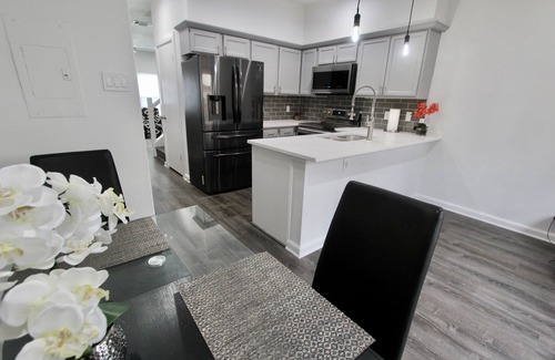 Blossoms Park House | Upscaled townhome near airport