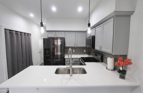 Blossoms Park House | Upscaled townhome near airport