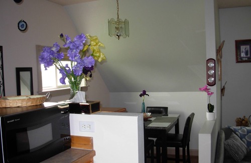 Bozeman House | Upstair 1 bed apt on an acre with mountain views. Minutes from Bozeman Airport.