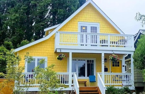 Alki House | UPSTAIRS Alki Beach APARTMENT - Seattle -Historic-1858