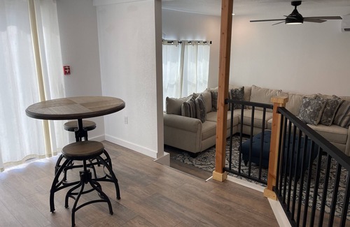 Chandler Apartment | Upstairs Apartment On Rout 66. 1 story above Historic Chandler, OK.