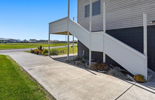 Waiotahi Apartment | Upstairs at Waiotahe Drifts!