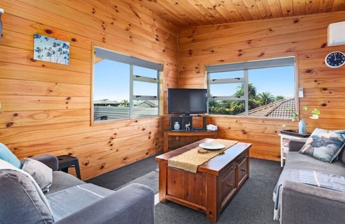 Waiotahi Apartment | Upstairs at Waiotahe Drifts!