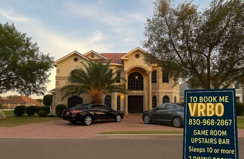 Eagle Pass House | Upstairs bar, palapa, 5 bedroom, king suite, Gig WiFi, great location