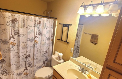 Crowley House | Upstairs Charming 2-bedroom in cool Crowley with AC, WiFi