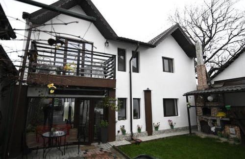 Tirgu Jiu House | Upstairs Residence