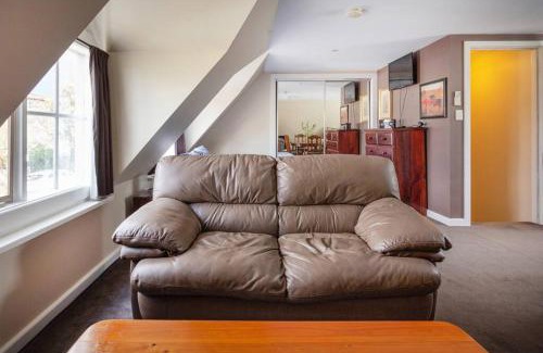 Flemington Apartment | Upstairs Studio Apartment with street access
