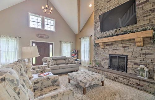 Owls Head House | Upstate Hideaway with Hot Tub, 13 Mi to Malone!