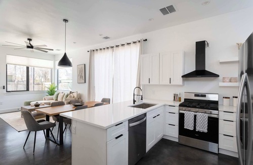 North Loop House | Upstay: Contemporary 2BR Retreat w Patio & BBQ