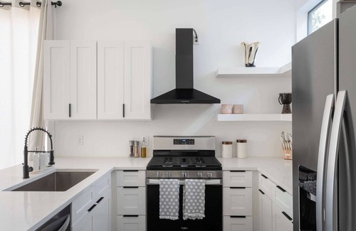 North Loop House | Upstay: Contemporary 2BR Retreat w Patio & BBQ