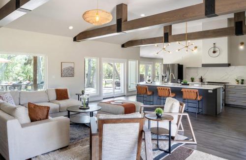 West Oak Hill House | Upstay - Family Farmhouse in Southwest Austin