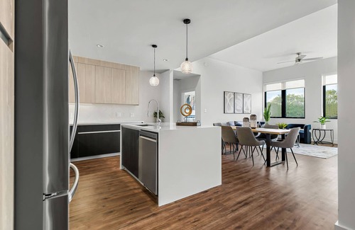 West Congress Apartment | Upstay! New Renos Spacious Apartment Near Soco