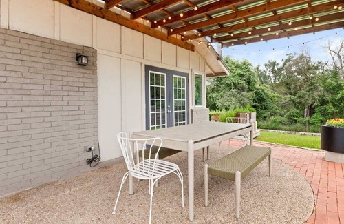 East Congress House | Upstay Stunning 3BR Family Home—Garden & Fireplace