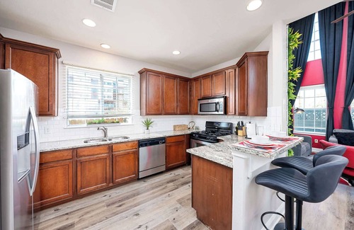 Govalle House | Upstay: Stylish 4BR Getaway in Vibrant East Austin