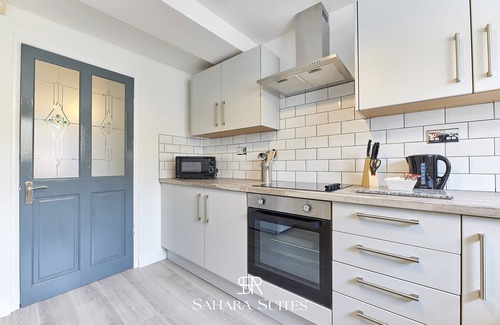 Blyth House | Upto 20% OFF - Modern 5BR Contractor Stay -Parking