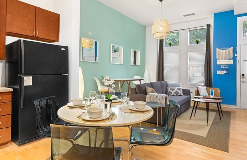 First Ward Apartment | Uptown 1st Ward | Walk Everywhere | Apple TV-Wifi