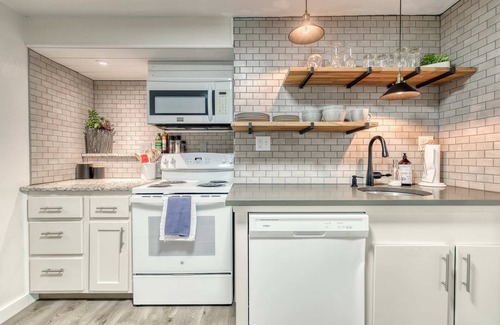 Depot Bench Apartment | Uptown 2 bedroom flat near Train Depot