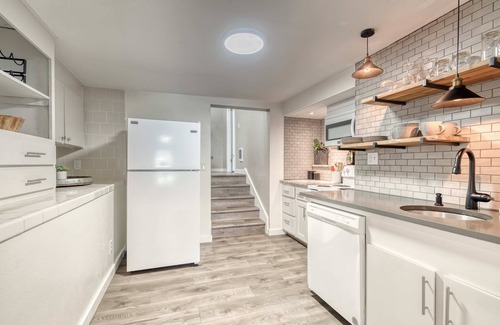 Depot Bench Apartment | Uptown 2 bedroom flat near Train Depot