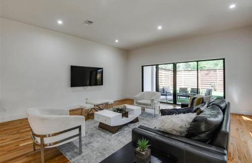 Old East Dallas House | Uptown Dallas Modern Retreat