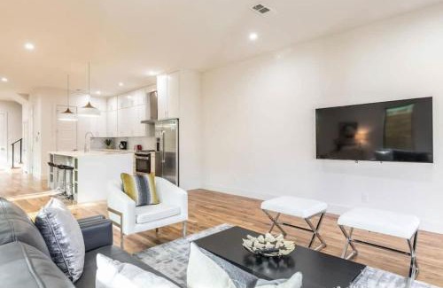 Old East Dallas House | Uptown Dallas Modern Retreat