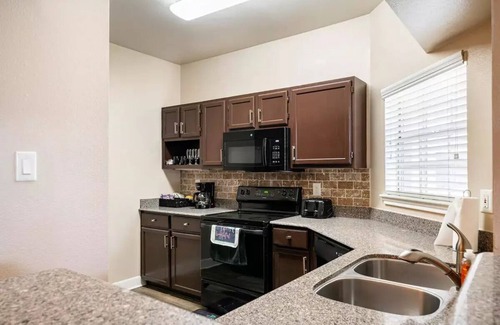 Houston Apartment | Uptown Escape | Modern, 1BD Apt near the Galleria