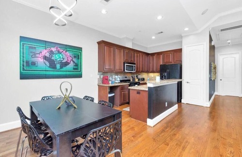 Woodlake - Briar Meadow House | Uptown-Galleria|PrivateBackYard|Sleep12| KingSuite