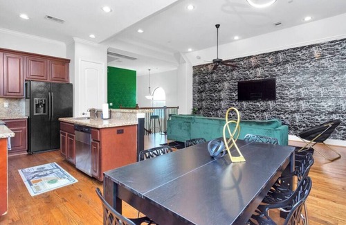 Woodlake - Briar Meadow House | Uptown-Galleria|PrivateBackYard|Sleep12| KingSuite