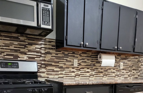 Uptown Apartment | Uptown Gem! Short walk 2 beach! 2 miles to Wrigleyville. Skip to Aragon Theater!