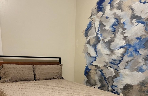 Uptown Apartment | Uptown Gem! Short walk 2 beach! 2 miles to Wrigleyville. Skip to Aragon Theater!