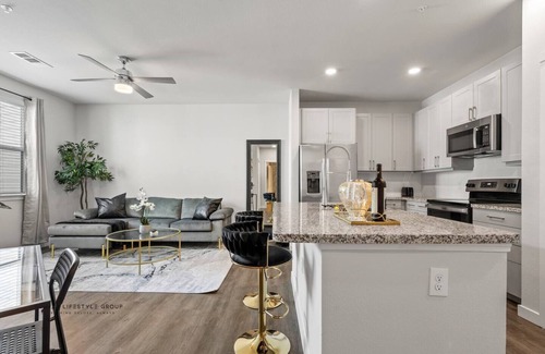 Spring Branch East Apartment | Uptown Houston Luxury King Suite