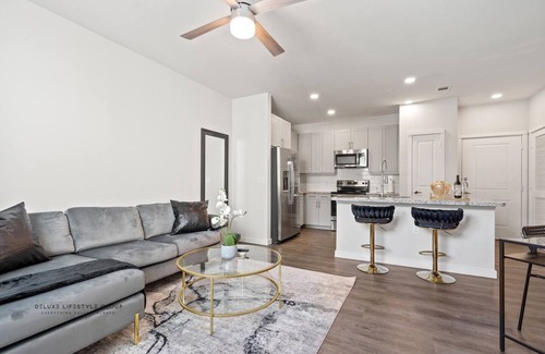 Spring Branch East Apartment | Uptown Houston Luxury King Suite