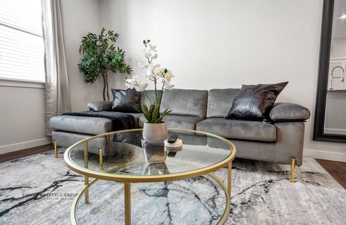 Spring Branch East Apartment | Uptown Houston Luxury King Suite
