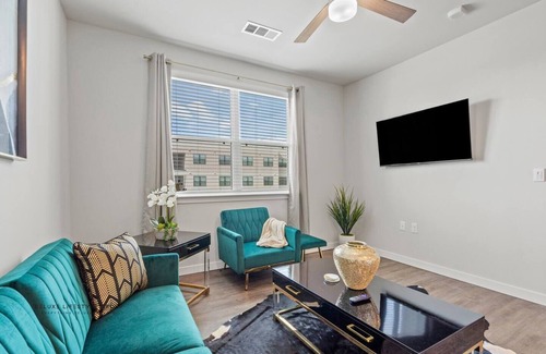 Spring Branch East Apartment | Uptown Houston Modern Queen Suite