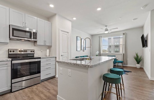 Spring Branch East Apartment | Uptown Houston Modern Queen Suite