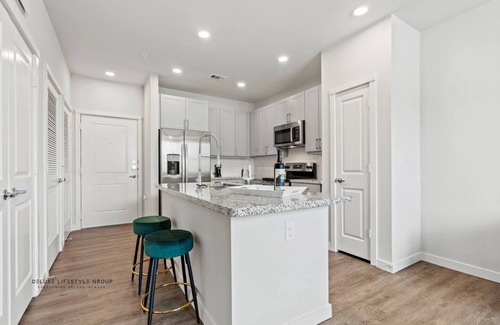 Spring Branch East Apartment | Uptown Houston Modern Queen Suite