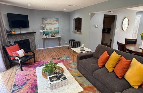 Oak Lawn House | Uptown/Katy Trail Chic & Central With Patio