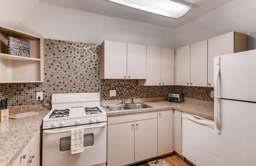 Oak Lawn House | Uptown/Katy Trail Chic & Central With Patio