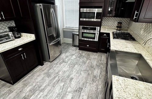 Broadmoor House | Uptown Nola Minutes away from everything. Sleeps 10 private driveway