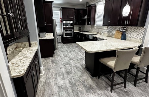 Broadmoor House | Uptown Nola Minutes away from everything. Sleeps 10 private driveway