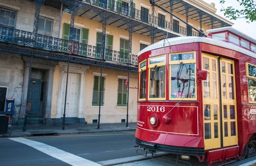 Broadmoor House | Uptown Nola Minutes away from everything. Sleeps 10 private driveway