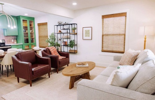 Austin Ave. House | Uptown Peach ~ Boutique Hotel near Magnolia & BU