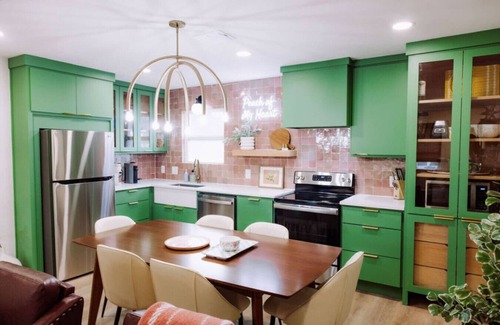 Austin Ave. House | Uptown Peach ~ Boutique Hotel near Magnolia & BU