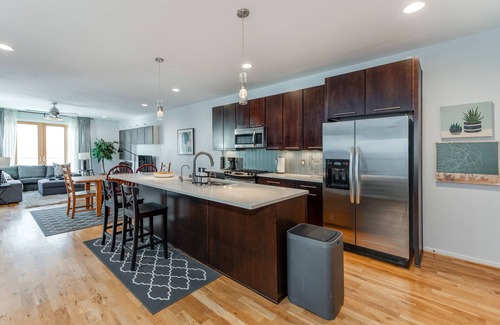 Third Ward House | Uptown Townhouse, Rooftop Terrace, 3 Story, 2 Bed