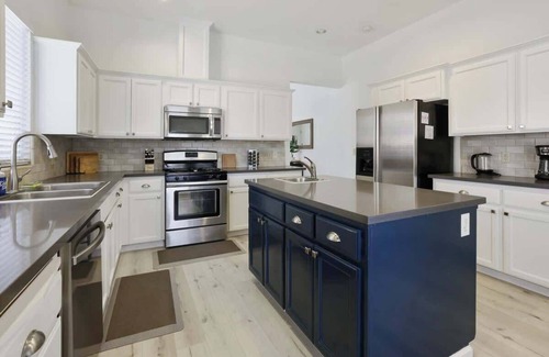 Visalia House | Uptown Villa with backyard BBQ & Chimenea!