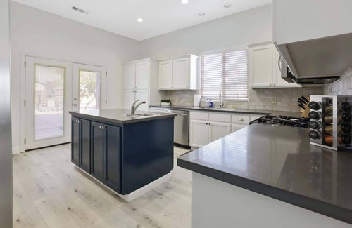 Visalia House | Uptown Villa with backyard BBQ & Chimenea!